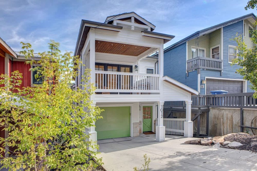 Abode at Dawn Patrol | Perfect Location for First Tracks, Walk to Slopes, Private Hot Tub: vacation rental in Park City